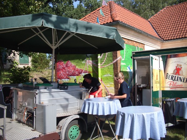 Unsere Kollegin beim servieren leckerer Eisbeine und Erbsensuppen