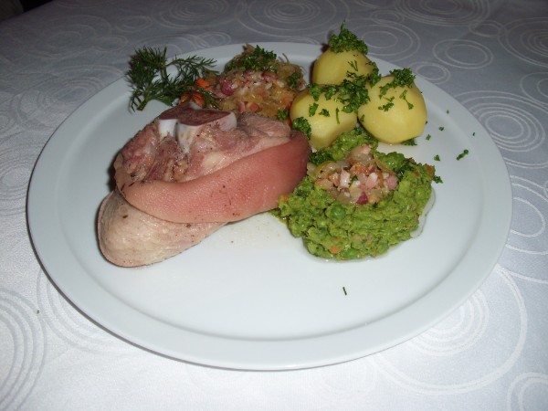 Berliner Eisbein mit Erbspüreè Sauerkraut und Salzkartoffeln
